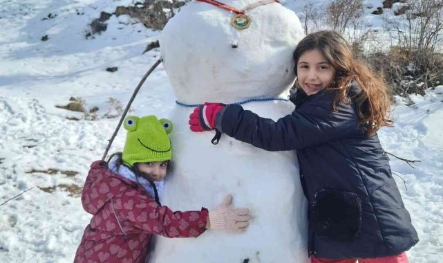 Korona virüse dikkat çekmek için yaptıkları kardan adama maske taktılar