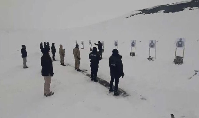 Koruma polisler, zorlu hava koşullarına rağmen eğitimlerine devam ediyor