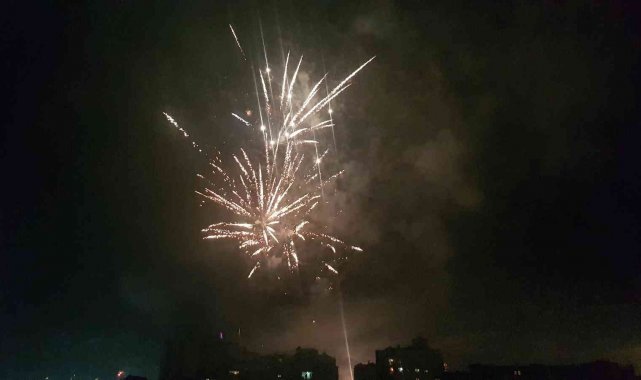 Kosova'da vatandaşlar yeni yılı havai fişeklerle karşıladı