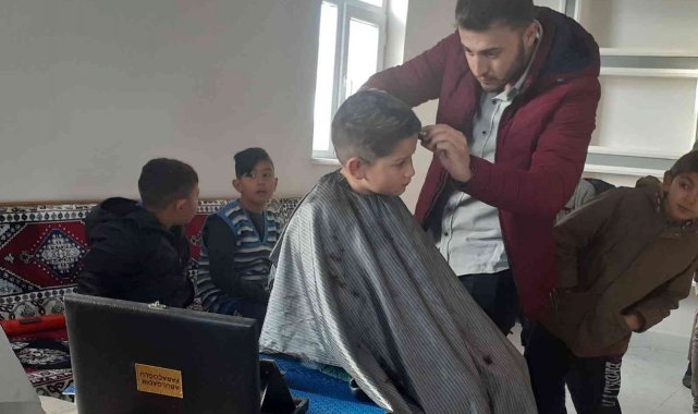 Köy köy dolaşıp çocukları ücretsiz tıraş ediyor