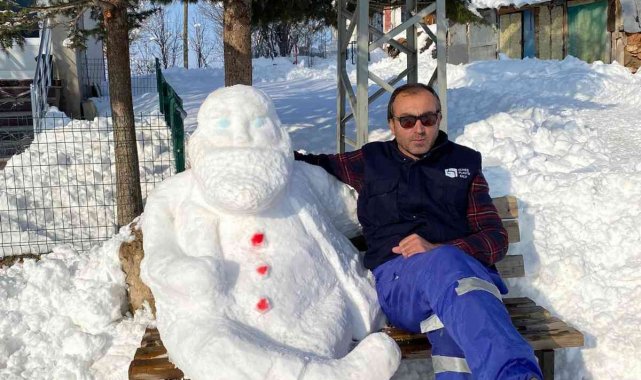 Köy muhtarı sanatını konuşturdu 'kardan dede' yaptı