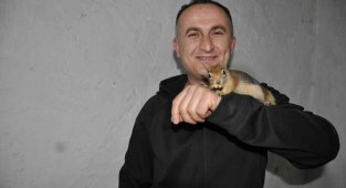 Köy öğretmeni evinde beslediği sincaba çocuğu gibi bakıyor