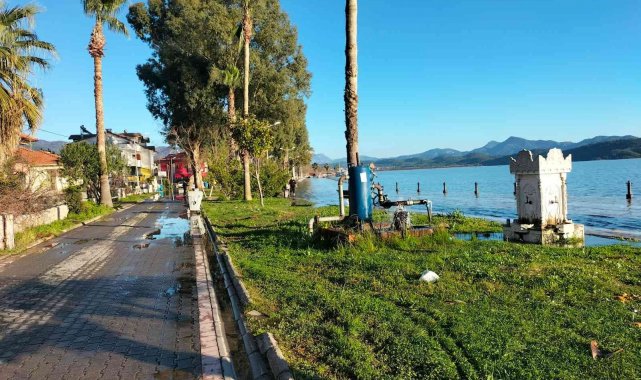 Köyceğiz Gölü'nden taşan sular geri çekilmeye başladı