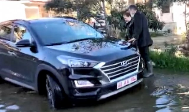 Köyceğiz&#039;deki taşkında mahsur kalan vatandaşın yardımına kaymakam koştu