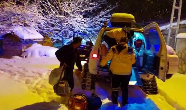 Köyde mahsur kalan hamile kadının imdadına paletli ambulans yetişti