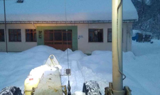 Köyde mahsur kalan hastaya 5 saatlik çalışma sonucu ulaşıldı