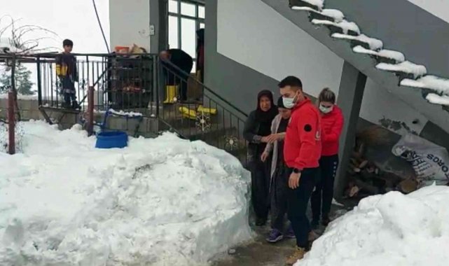 Köydeki hastayı UMKE ekipleri, kapalı köy yolunu aşarak kurtardı