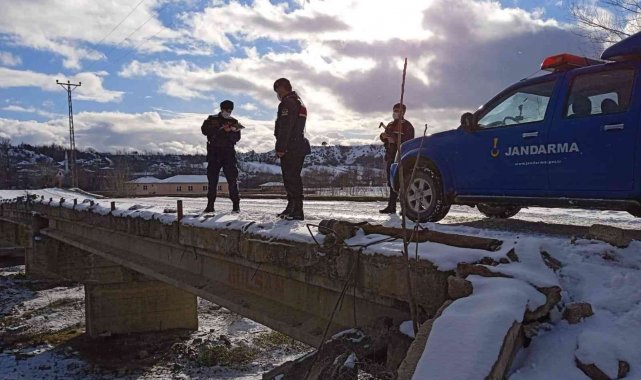 Köydeki köprünün demirlerini satan muhtar tutuklandı