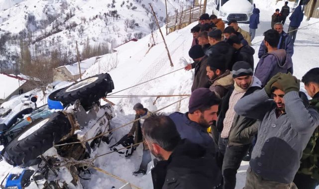 Köylüler el birliği ile traktörü kurtardı