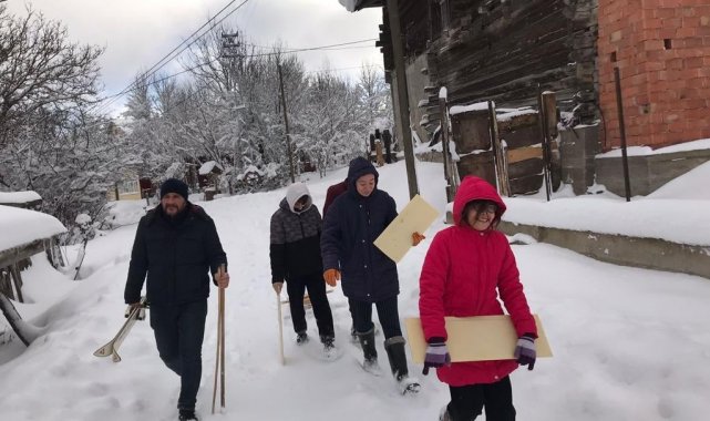 Köylüler önce yolları açtı, ardından kayak yapmanın keyfini yaşadı