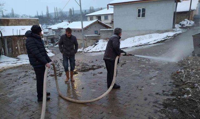 Köylüler yollardaki kar ve buzu kaplıca suyuyla eritiyorlar