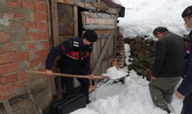 Köyüne gidemeyen vatandaşa jandarmadan yardım eli