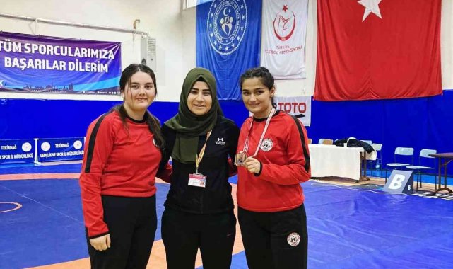 Kozanlı güreşçi Nazmiye Türkiye 3.sü oldu