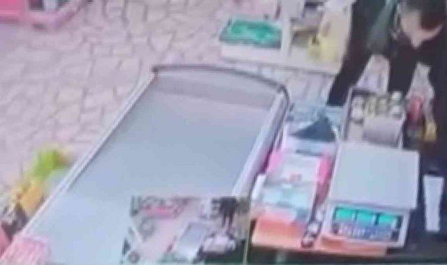 Kredi kartını uzattı, market sahibinin telefonunu çalarak kaçtı