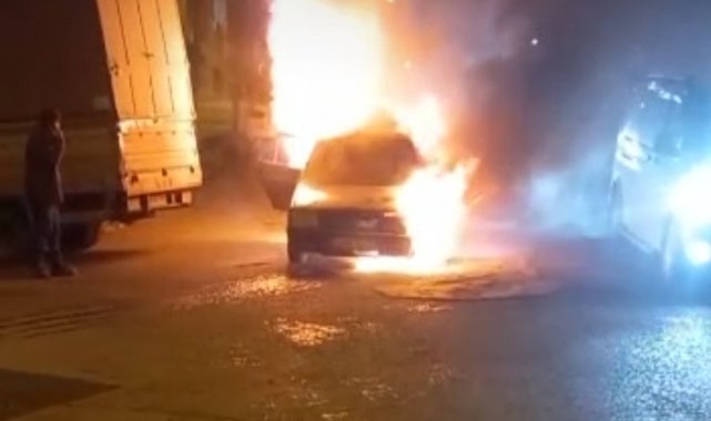 Küçükçekmece'de alev topuna dönen araç küle döndü