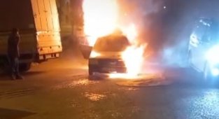 Küçükçekmece'de alev topuna dönen araç küle döndü