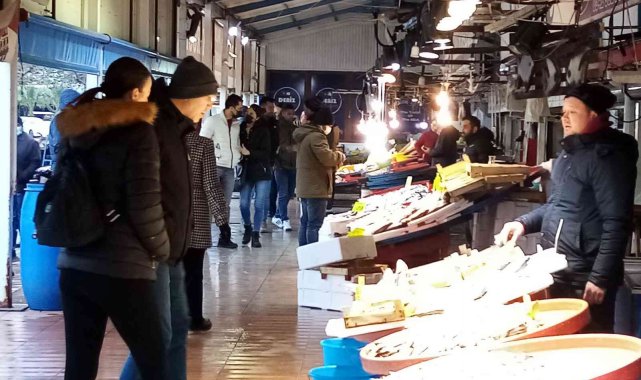 Kulağına kar suyu kaçan hamsi tezgahlarda yerini aldı