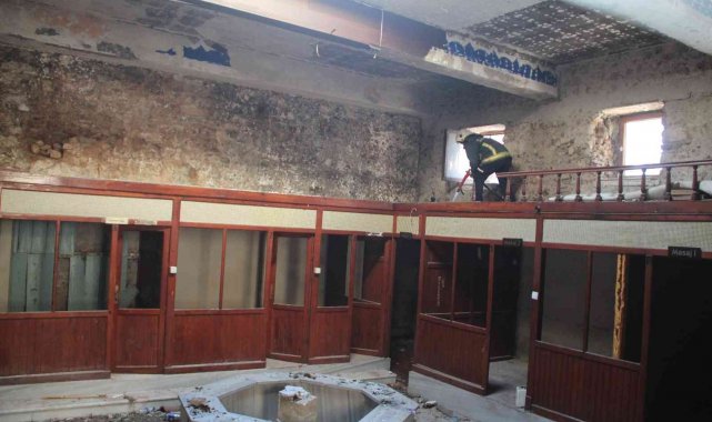 Kullanılmayan tarihi hamamdaki yangın korkuttu