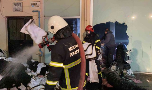 Kumaş deposunda korkutan yangın: Kucaklayabildikleri kumaşları dışarıya böyle çıkardılar