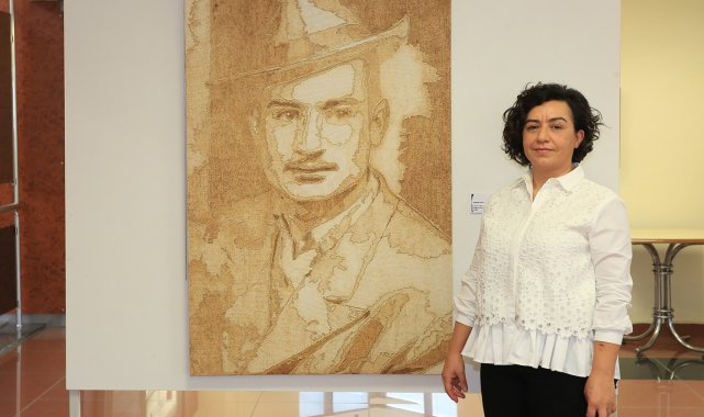 Kumaşları yakarak yaptığı portreleri beğeniye sundu