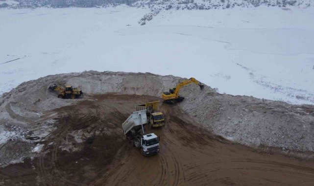 Kuraklığın vurduğu Çorum&#039;da 2 bin kamyon kar baraja taşındı