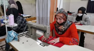 Kursiyer anneler ihtiyaç sahibi çocuklara elbise dikti