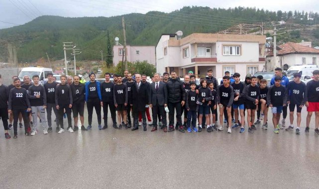 Kurtuluş koşusunda dereceye girebilmek için ter döktüler