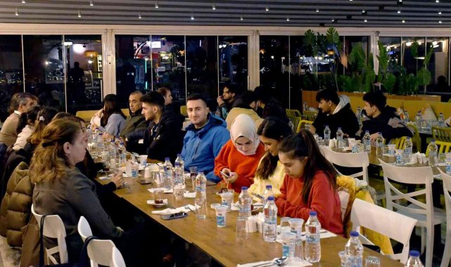 Kuşadası Belediyesi&#039;nden üniversite öğrencilerine akşam yemeği