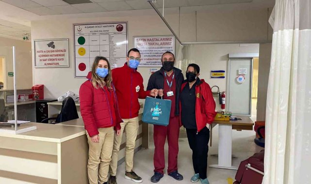 Kuşadası Belediyesi'nden yılbaşında görev yapan kamu çalışanlarına ziyaret