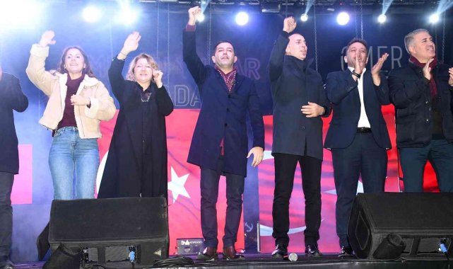Kuşadası yeni yıla sokak partisiyle girdi
