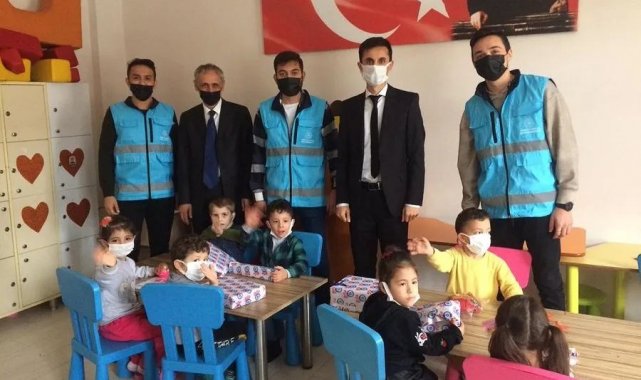 Kuşadası&#039;nda gönüllü öğrenciler, miniklerin hayallerine ortak oldu