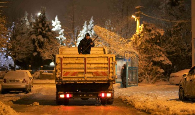 Kütahya&#039;da yaklaşık 7 bin ton tuz-agrega karışımı kullanıldı