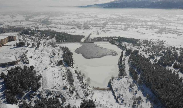 Kütahya'daki 'Saklıgöl' buz tuttu