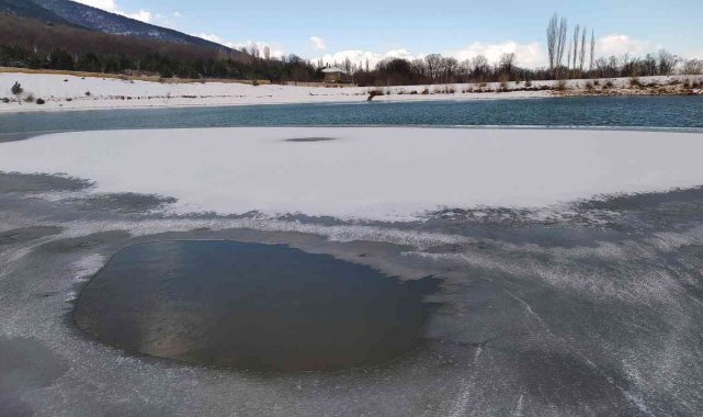 Kütahya'daki Demirciören Göleti buz tuttu