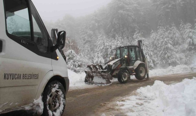 Kuyucak'ta kar yağışı etkili oldu