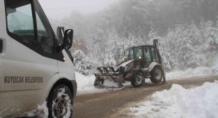 Kuyucak'ta kar yağışı etkili oldu