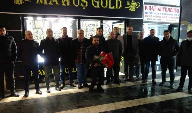 Kuyumcular odası başkan adayı Türkan, esnafa karanfil dağıttı