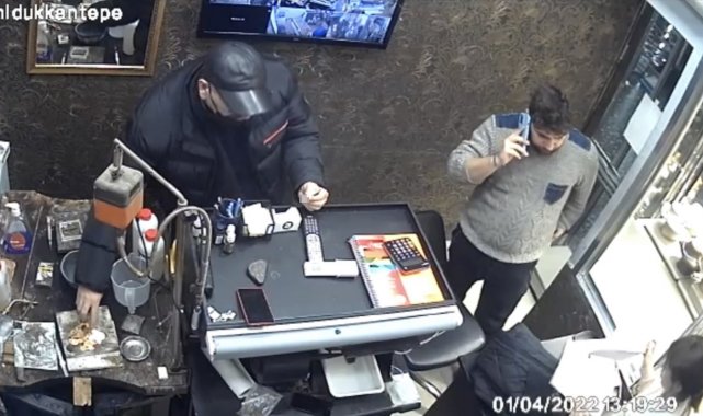 Kuyumcumun dalgınlığından yaralanan hırsız kaşla göz arasında 11 adet çeyrek altın çaldı