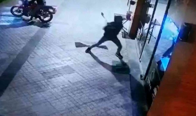 Kuyumcunun kapısını balyozla kırdılar