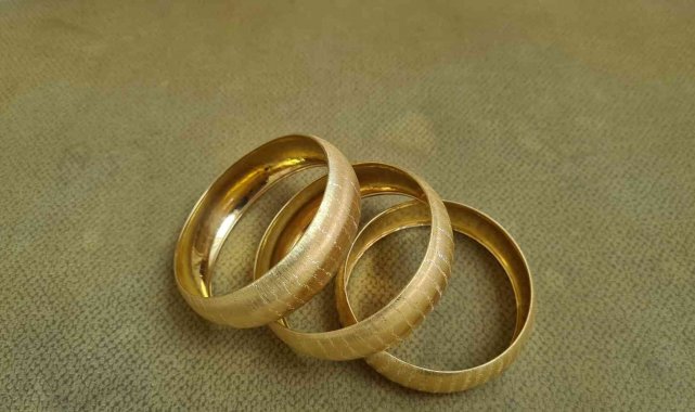 Kuyumcuya sahte bilezik satmak isterken yakalandı