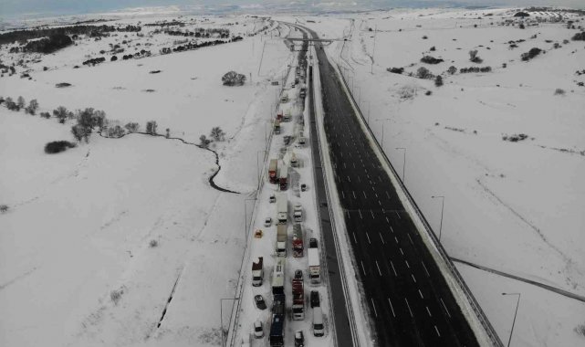 Kuzey Marmara Otoyolu'nda mahsur kalan onlarca tır drone ile görüntülendi