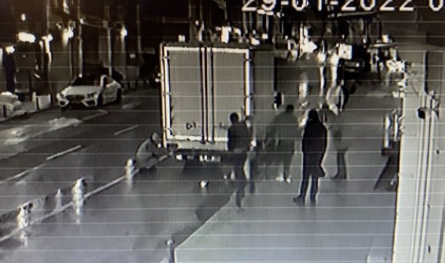 Laleli&#039;de kamyonun altına giren alkollü genci, üstüne su atarak çıkardılar