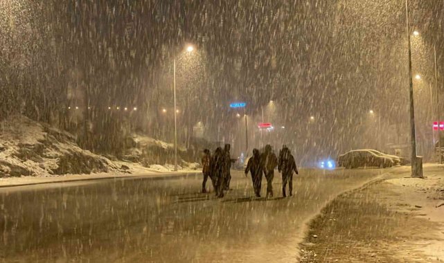 Lapa lapa karı gören sokağa çıktı