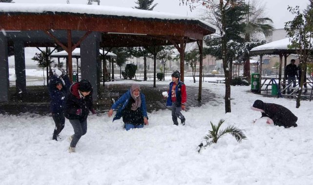 Lapa lapa yağan kar altında çocukların kartopu keyfi