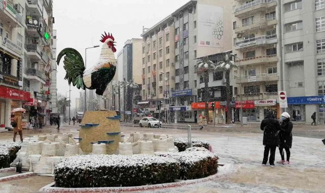 Lapa lapa yağan kar Denizlileri sevindirdi