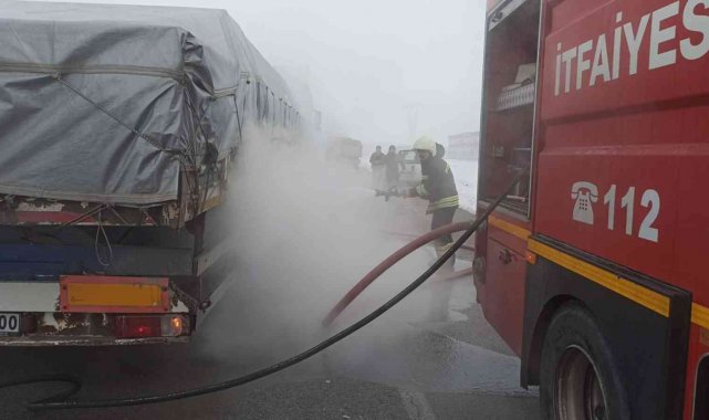 Lastiği alev alan tır itfaiye ekiplerince söndürüldü