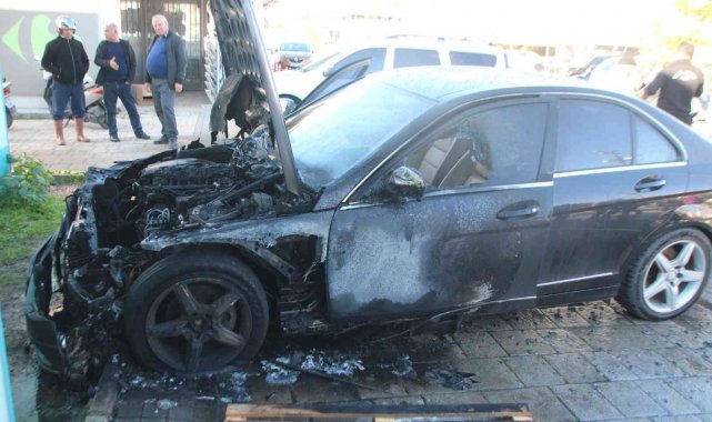 Lüks otomobil alev alev yandı