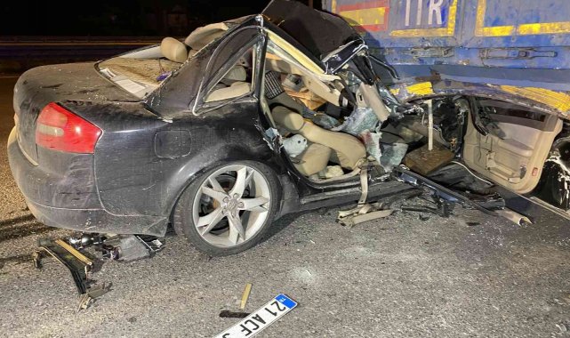 Lüks otomobil tır dorsesinin altına girdi: 2 ağır yaralı