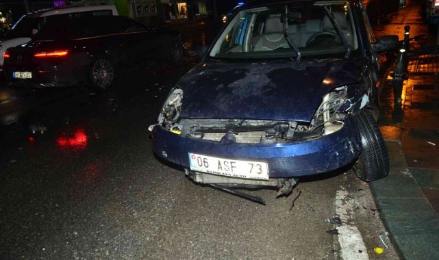 Lüks otomobilin karıştığı kazada 1 kişi yaralandı