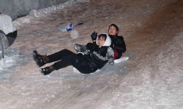 Mahalle aralarını kayak pistine çeviren vatandaşlar doyasıya eğlendiler
